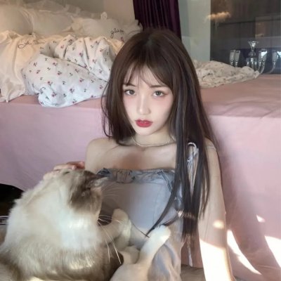 黑白照片的少女